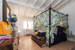 Steps from the Port! Chic 2-Bed in the Heart of Saint-Tropez