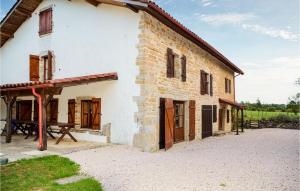 9 Bedroom Nice Home In Gigny