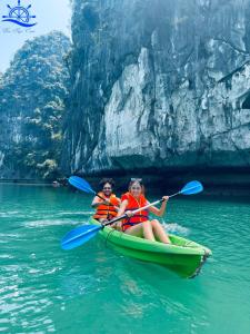Cat Ba Gem Cruise - Overnight On The Bay With Meals, Activities