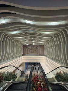 One Palm Tree Villas Studio w fast WiFi, across from NAIA Terminal 3