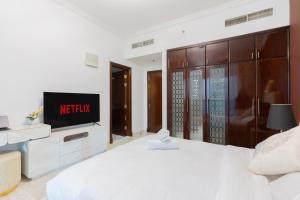 Luxury 3BR with Stunning Full Marina View in Dubai