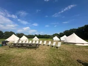 Glamping in the Kent weald nr Tenterden Spacious quite site sole use 3 to 6 equipped tents, Tranquil and beautiful rural location yet just an hour to London - Bethersden