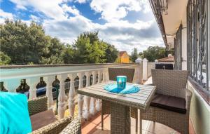 Amazing Apartment In Pavicini With Wifi 