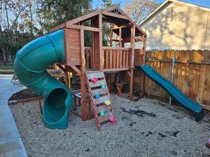 Centrally Located 1500 SqFt Private Guest Suite with Hot Tub