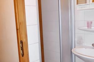 Maisons de vacances Maison spacieuse avec jardin a Lathus-Saint-Remy, 160 m², barbecue : photos des chambres