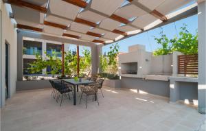 2 Bedroom Nice Home In Sutivan