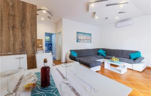 Amazing Apartment In Pavicini With Wifi