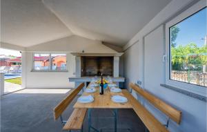 Stunning Home In Kapelica With Wifi