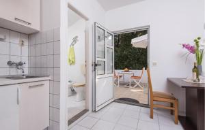 Cozy Apartment In Zuljana With Wifi