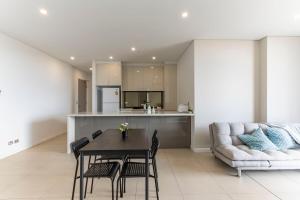 L10 North City 3B with Stunning City Views 2 Cars