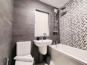 Spacious 3 Bedroom Home - Near Nec, Birmingham Airport & Solihull