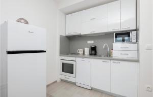 2 Bedroom Gorgeous Apartment In Podaca 