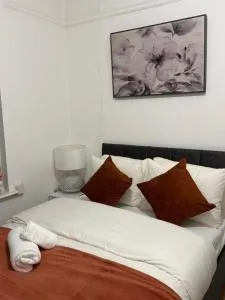 Gray Bridge Room - Overstone