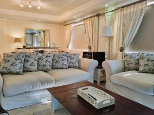 Goldwater on Beach - 3 Bedroom Beachfront with Balcony & BBQ - Sleeps 6