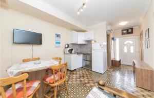 Two-Bedroom Apartment In Okrug Gornji