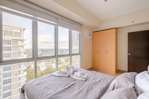 Rare Top Floor Luxury Corner Suite 1 Bedroom plus Den 668 sq ft Aerial View