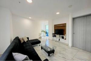 Oceanfront Designer Apartment PH The Sands, Next to Hilton