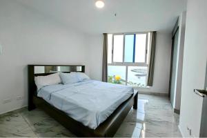 Oceanfront Designer Apartment PH The Sands, Next to Hilton