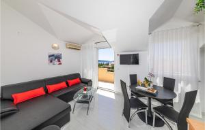 Three-Bedroom Apartment In Kastel Kambelovac