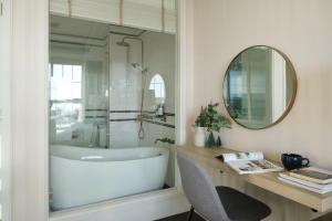 Charming Beachfront Retreat, Minutes from Pattaya