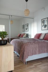 Modern 1BR with Huge Balcony Above Mall of Tripla