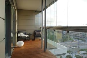 Modern 1BR with Huge Balcony Above Mall of Tripla