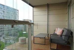Modern 1BR with Huge Balcony Above Mall of Tripla