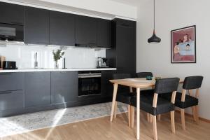 Modern 1BR with Huge Balcony Above Mall of Tripla