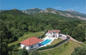 Five-Bedroom Holiday Home In Hrvace