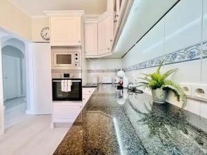 BrisaMarVilas Sea view, 5 min Walk to Town & Beach 12e13