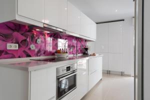 SEA VIEW 2BR TOPLOCTAION Heated pool 5 min to beach