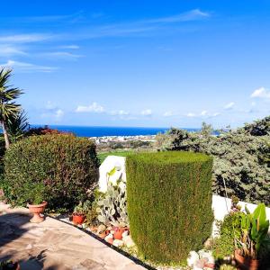 Sea View Luxury Apartment in Acropaphos, Patio, Terrace, Pool, TV 65 Inch