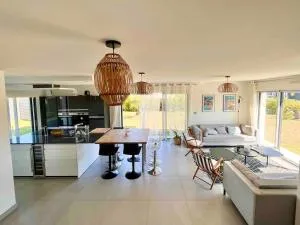 Beautiful new house near beach and train station - غيراند