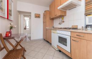 Lovely Apartment In Pakostane With Wifi 