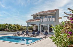 Nice Home In Sreser With Jacuzzi