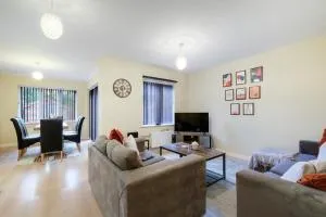 Modern Comfort 4 Bedroom, 3 Bath House in Larchfield - Bray