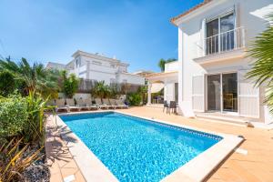 Captivating Villa 600M to Vau Beach