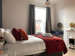 Free parking, free wifi, city centre, contractor and family friendly