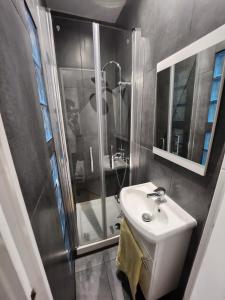 Confortable studio, jolie terrasse a 350 m de Paris