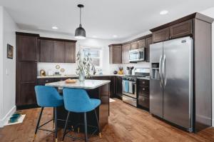 NEW Ivy House 3BR Townhome Downtown Beaches Wineries