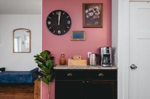 NEW Ivy House 3BR Townhome Downtown Beaches Wineries