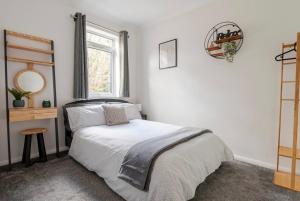 Modern 2 Bed House in Rainham, Kent - Central Location
