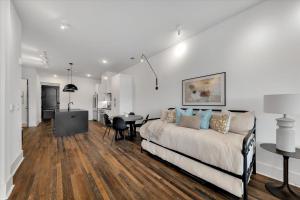 204- City loft w patio & BBQ