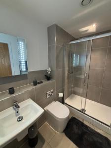 Woking Stylish Ground Floor Flat with Free Parking Perfect for Business & Travellers