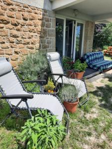 Sejours chez l'habitant Les coteaux de Planeze, chambre pour 2, 3 ou famille nombreuse 2 adultes 5 enfants et jeunes : photos des chambres