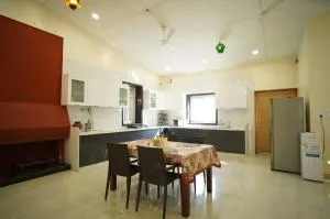 moonlight manor - Bīnāwās