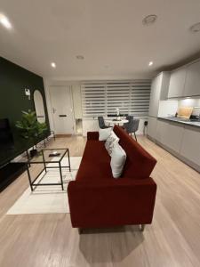 Modern Ground Floor Apartment in Woking with King Size Bed & Free Parking!