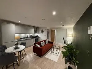 Modern Ground Floor Apartment in Woking with King Size Bed & Free Parking! - Bisley