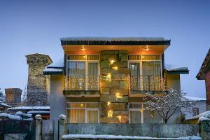 Korte Hotel Sleeps 14 with Courtyard