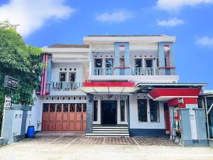 Guest House Kraton Mas - 3hvězdičkové hotely ve městě Pacitan